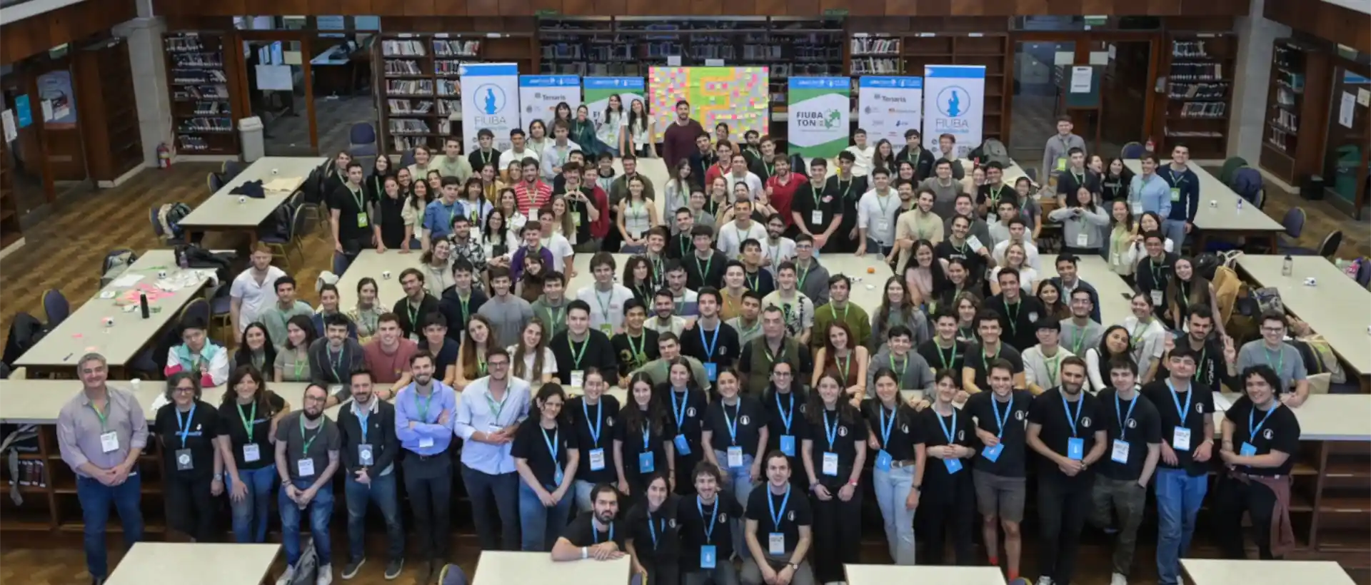Participantes del FIUBATON trabajando en equipo