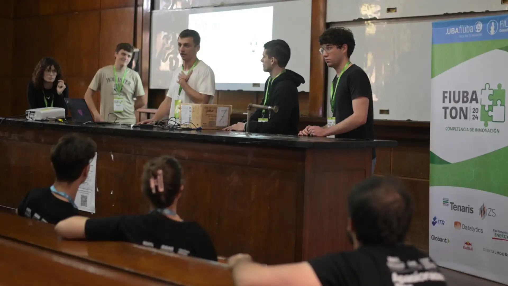 Equipo exponiendo su solución ante el jurado del desafío