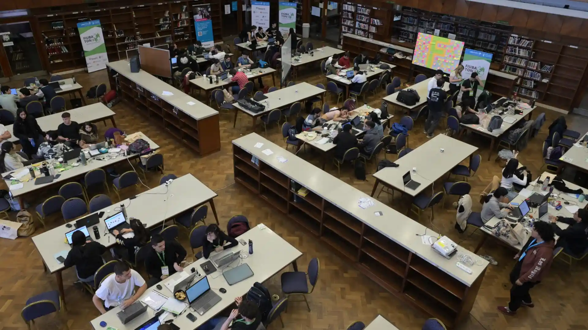 Equipo trabajando con su tutor durante las 36 horas