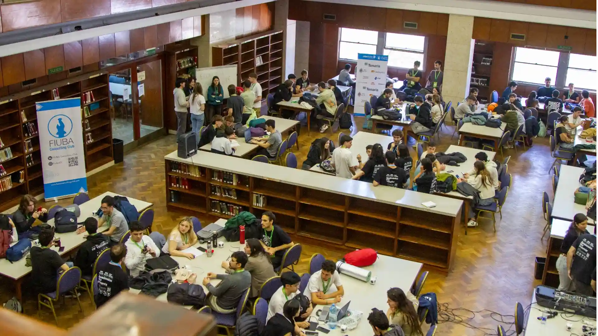 Equipos trabajando durante una edición del FIUBATON